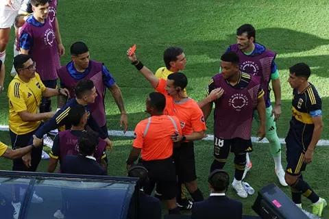 هيريرا يواجه إيقافًا طويلًا بعد طرده في مباراة بوكا جونيورز وبنفيكا